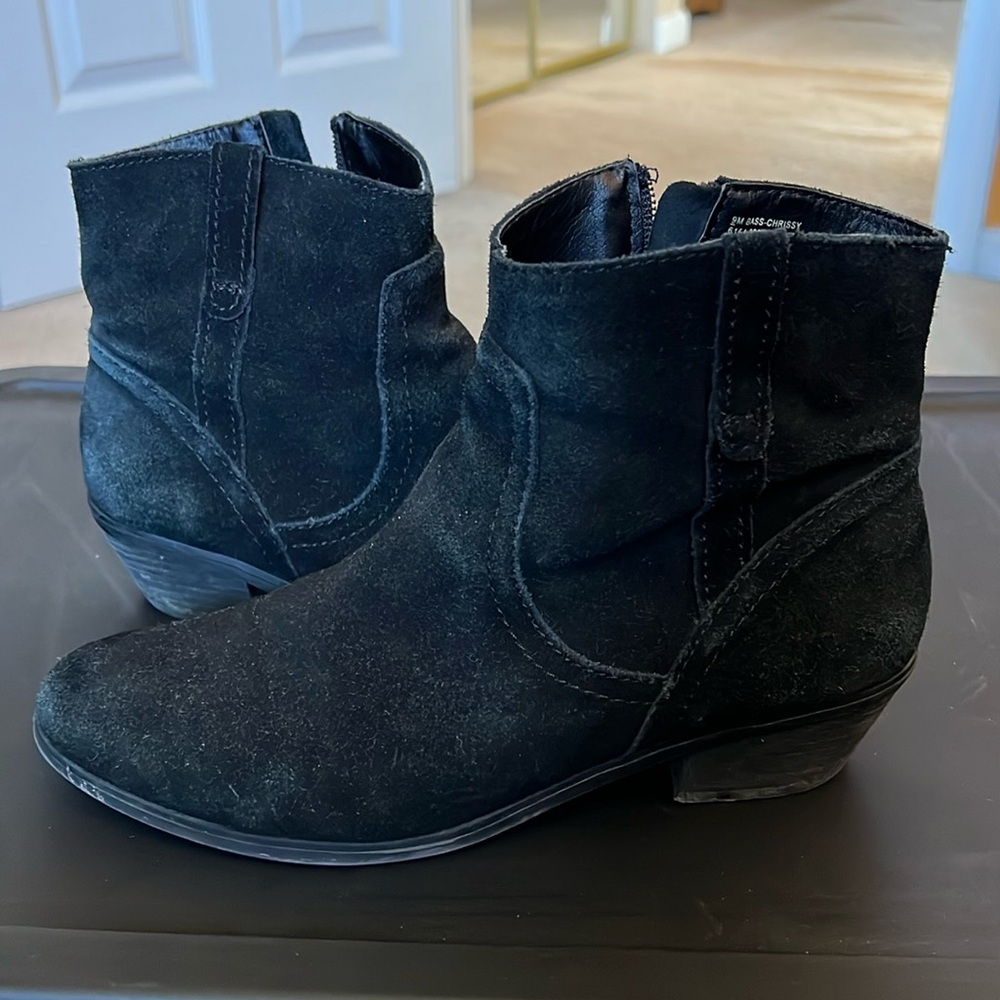 Size 9 Bass Chrissy boot, suede style